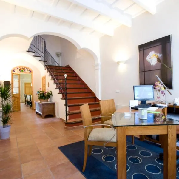 Hotel Es Mercadal, hotel u gradu 'Es Mercadal'