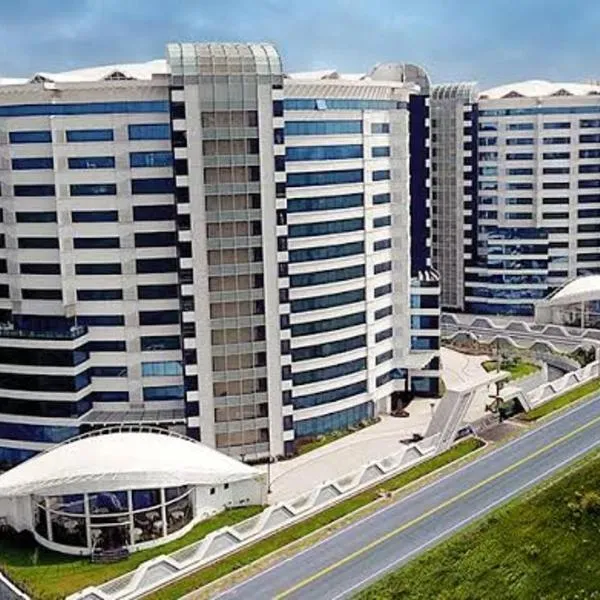 7 star Weekend studio at Rajhans Belliza by Global Hospitality, khách sạn ở Surat
