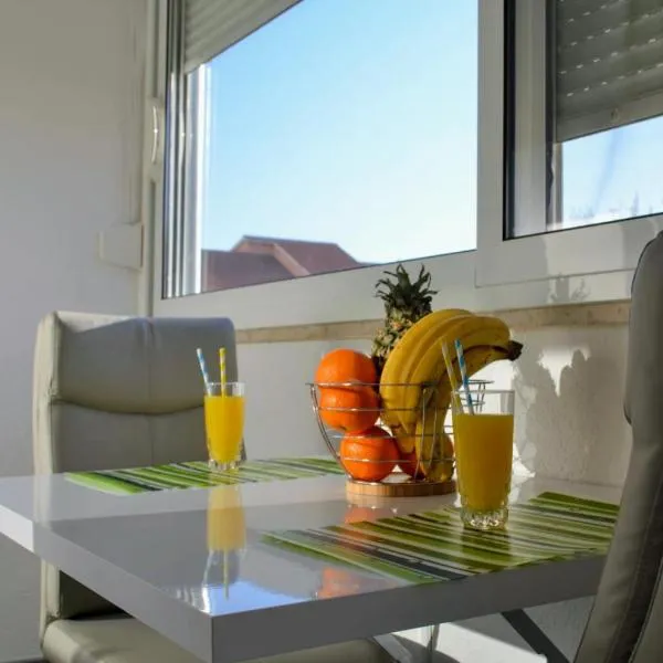 Mihaela studio apartmans 150m near the beach, hotel in Kaštela