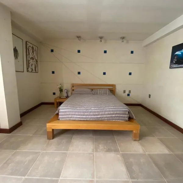 Cuarto con baño compartido, casa centro, Hotel in Tarija