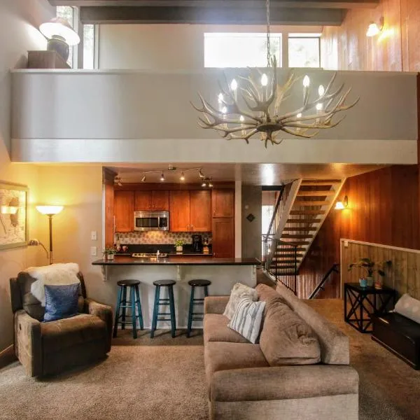 Woodsy retreat near Northstar & lake, hotel in Kings Beach