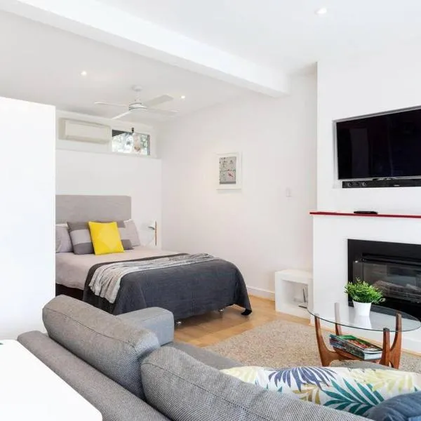 Modern Stylish Self-contained Studio Apartment, hotel i Burnside