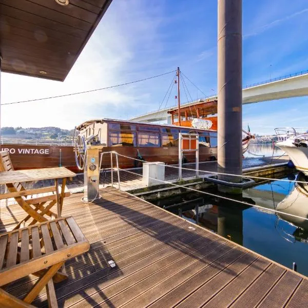 Oporto Douro Floating House, hotel in Porto
