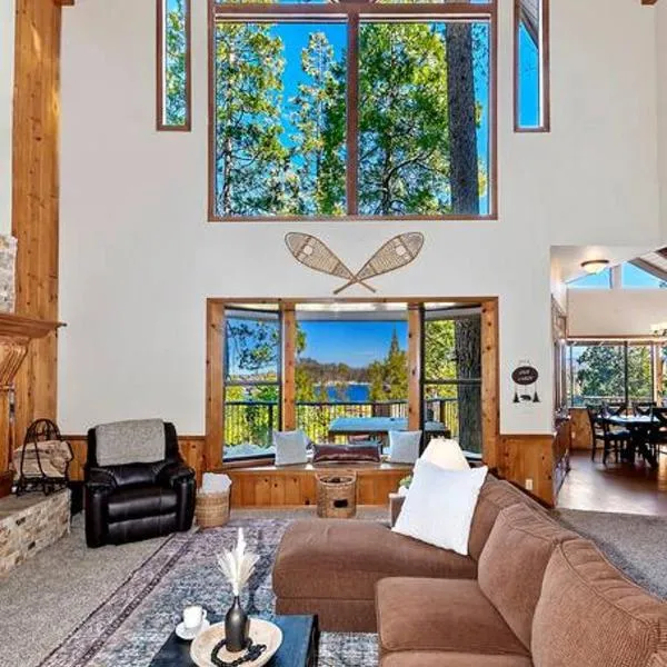 Stunning LAKE VIEW Game Room Spa Walk To Village, hotel en Lake Arrowhead