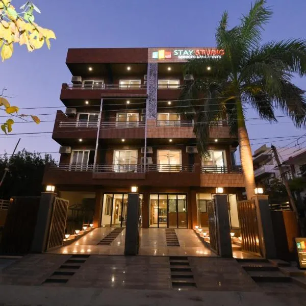 Stay Studio Hotel & Residences,古爾岡的飯店