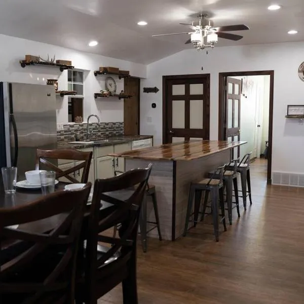Rustic 2 bedroom Cabin 20 mins from Calamus Res., hotel v destinaci Taylor