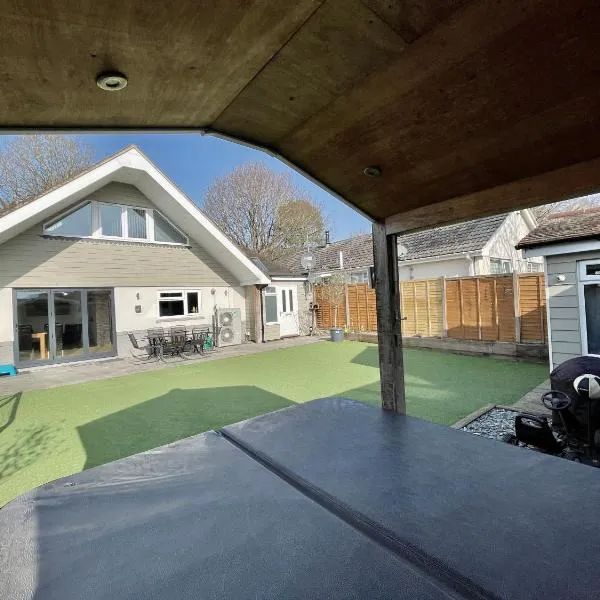 Luxury Pamper Home Hot Tub & Sauna Ladies Retreat, hotel in Ferndown