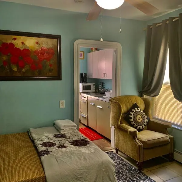 Cozy Private 1BR, Well Appointed, Near Providence, MA, RI Line, Easy Access to I-95, hotel in Pawtucket