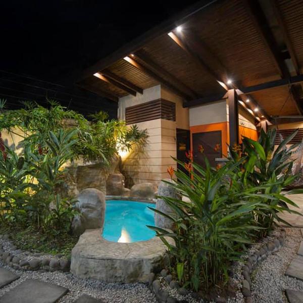Elegant Villa in La Fortuna with spacious backyard plus very private pool & parking, Fortuna