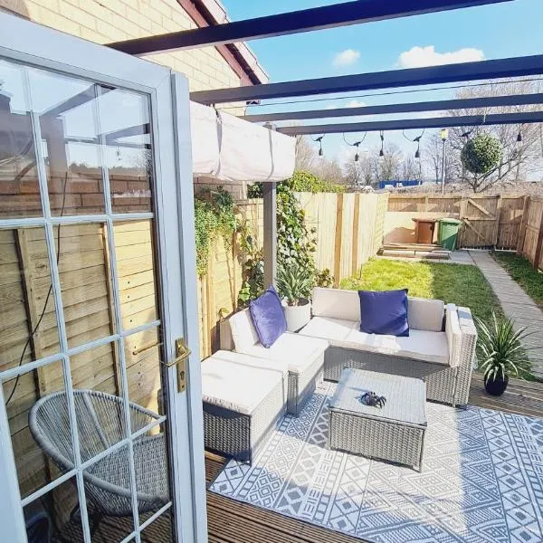 Beautiful 2bed house with garden, walking distance to town - FREE parking, hotel i Glasgow