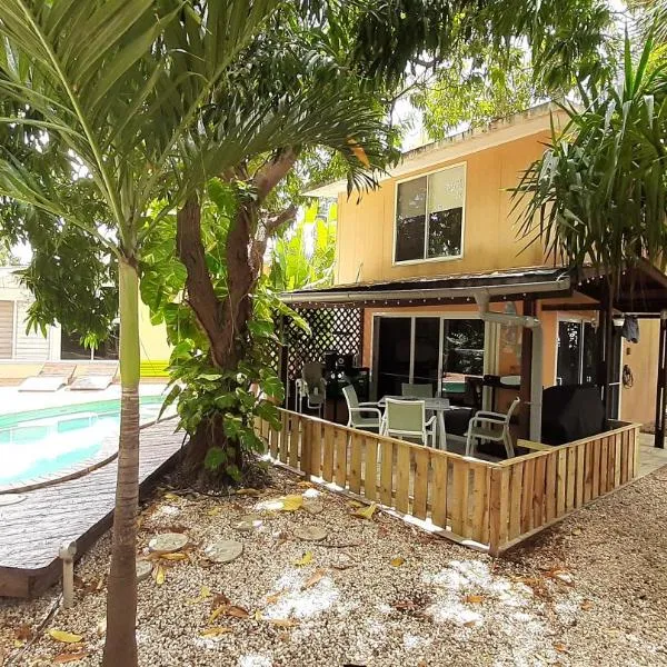 Appartement met zwembad en prachtige tuin, hotel in Willemstad