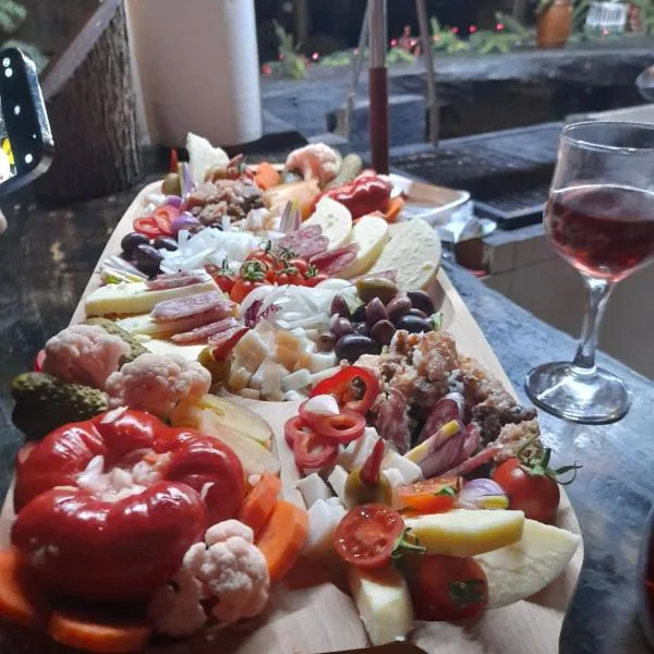 Monte grego, hotel en Slava Rusă