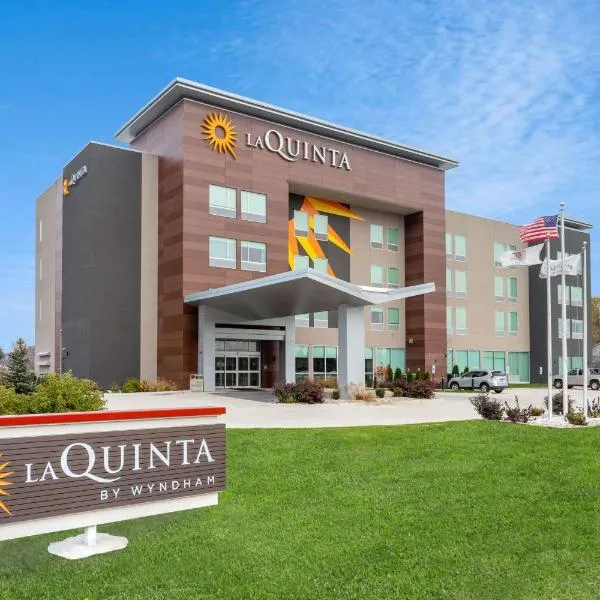 La Quinta Inn & Suites by Wyndham Shorewood, viešbutis mieste Shorewood