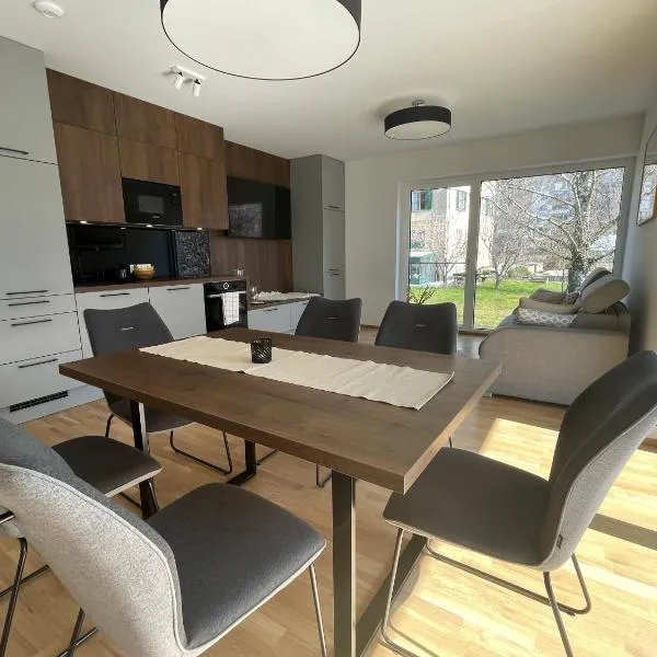 Luxury - Apartment mit Balkon in Seenähe, hotel en Gmunden