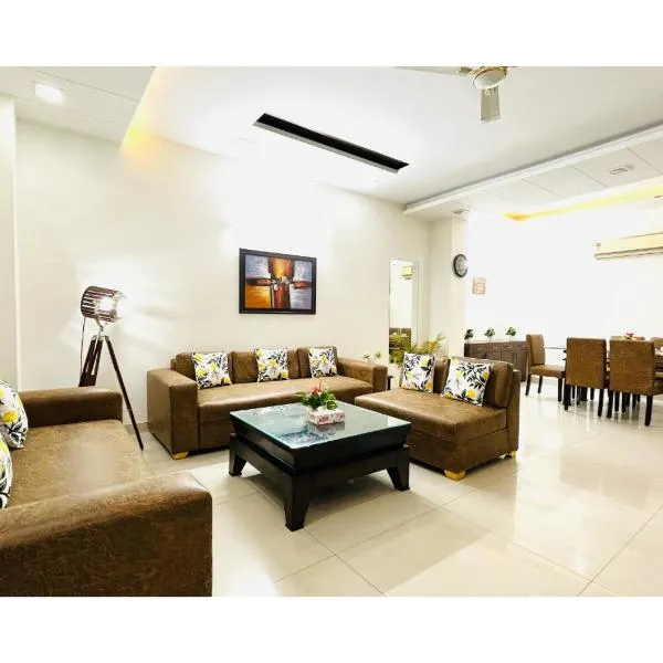 BluO 2BHK - Greater Kailash Lift Balcony Parking, hotel in New Delhi