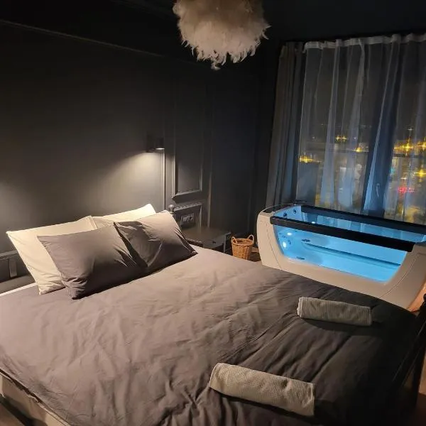 SPAre-Time - Exclusive and Unique Apartment! 18+, hotel in Oradea