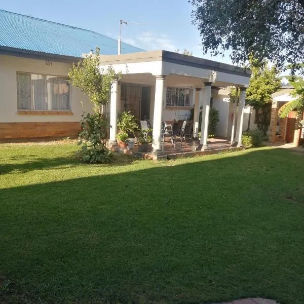 LALA POA GUEST HOUSE, ξενοδοχείο σε Klerksdorp