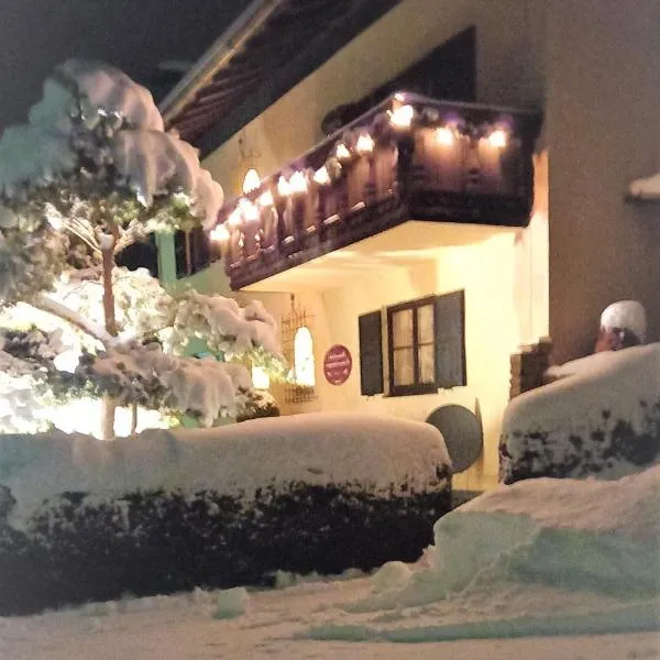 Romantische 5-Sterne- Ferienwohnungen, hotel in Mittenwald
