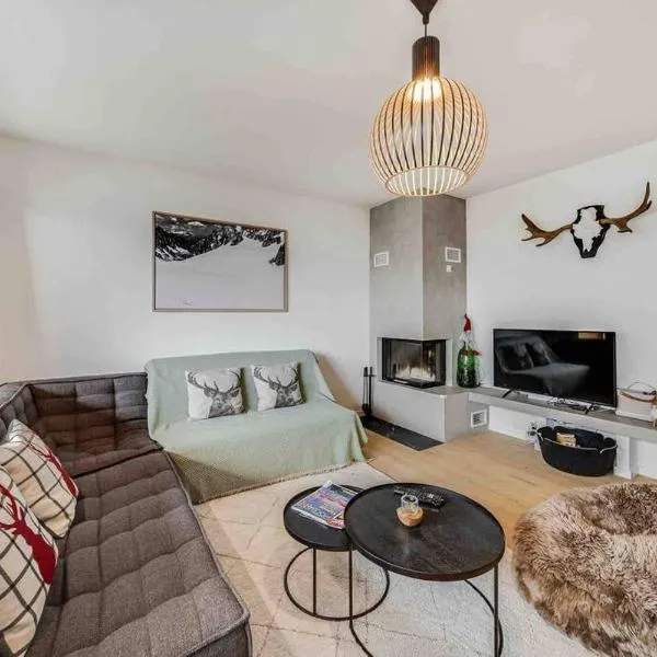 Crans center with fireplace and parking, hotel v destinaci Crans-Montana