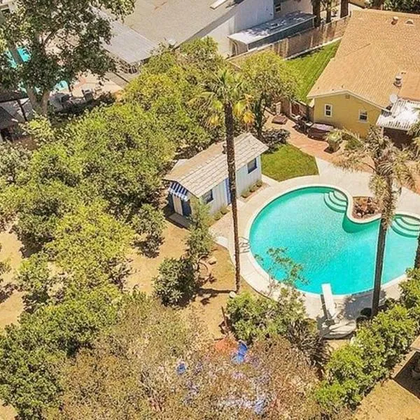 Spacious Home with Garden & Pool, hotel in Northridge