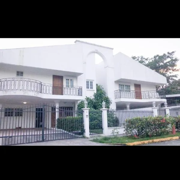 Casa Duplex Privada con Piscina, hotel in Panama City