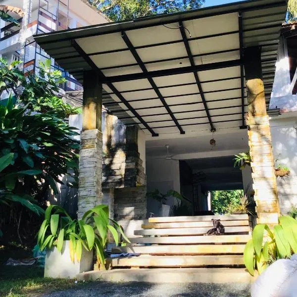 TheLakeHostel, hotel in Hikkaduwa