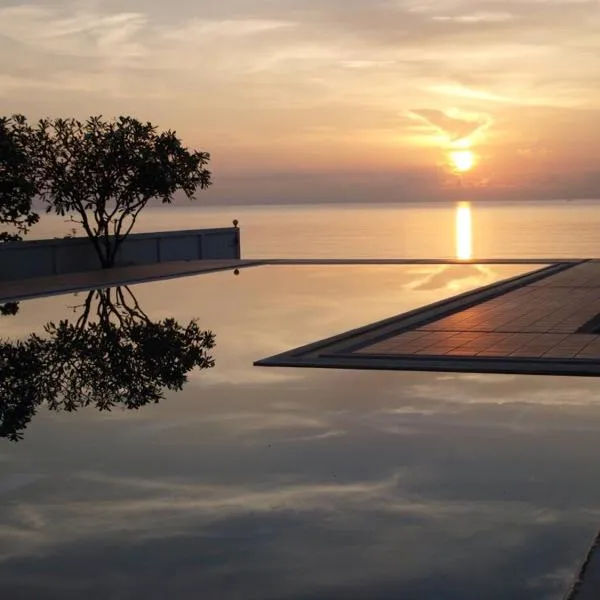 2-Bedroom Khanom Beach Ocean Front Condo, hotel in Khanom