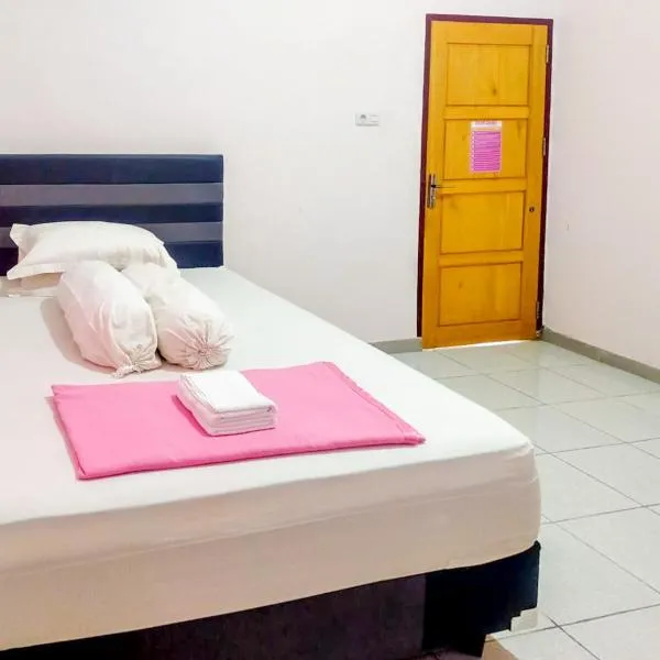 RedDoorz @ Makarios Hotel Poso, hotel em Poso