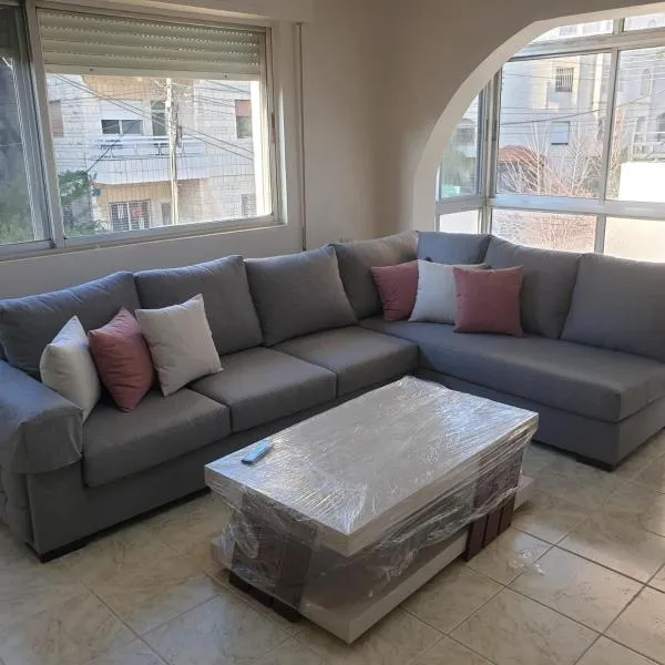 شقة مفروشة في ام اذينة, hotel in Amman