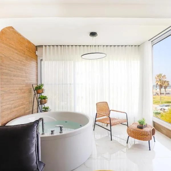 צימר על הים גקוזי ואירוח איכותי Oceanfront Beach House W Jacuzzi, hotel em Haifa