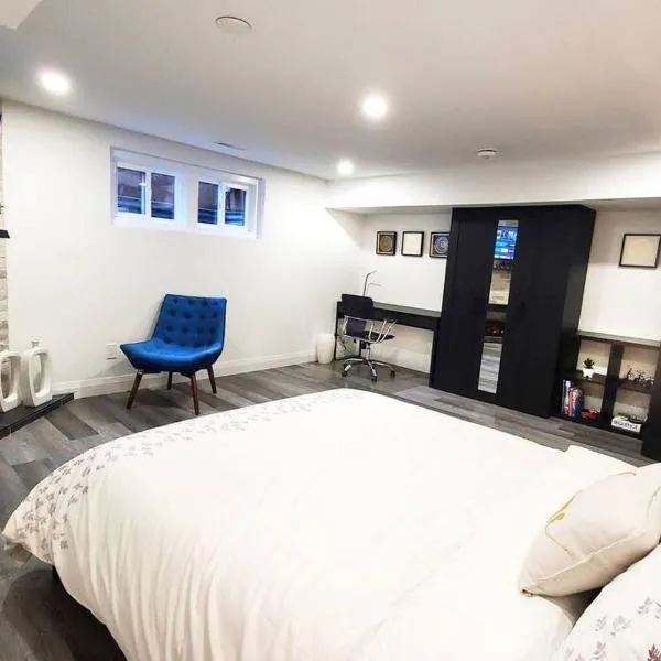 Renovated Guest Suite Near The Lake & High Park in Toronto!, khách sạn ở Toronto