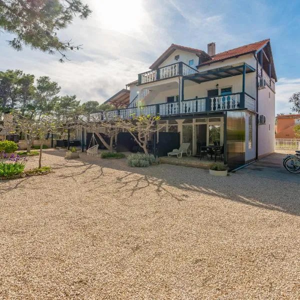 Apartments Villa Agape Vir, hotel i Vir
