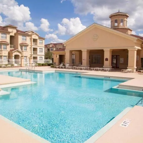 Revived Condo with Pool and 20 minutes from parks, hotel in Davenport