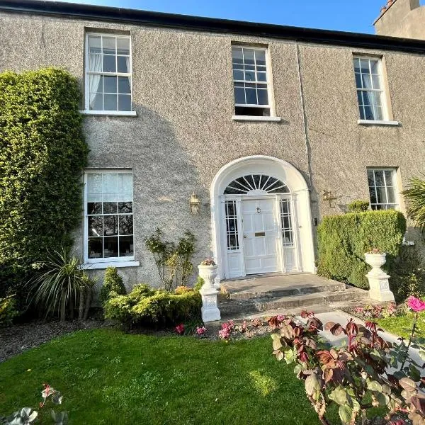 The Stables Townhouse B&B, hotel in Birr