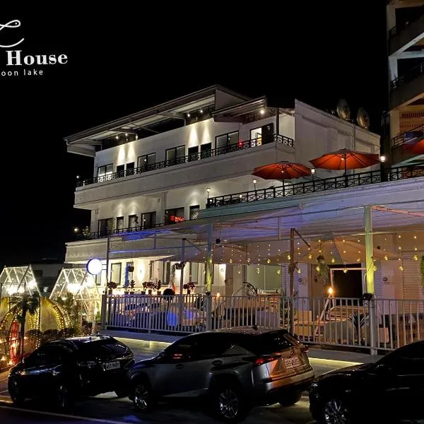 Zhen House 珍棧民宿 I 伊達邵 I 浴缸, hotel in Yuchi
