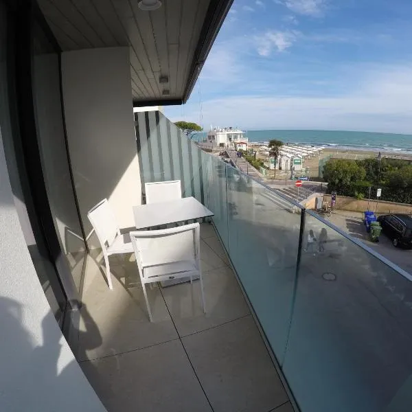 Suite Serenissima bilocale con terrazzo frontemare - Agenzia Cocal, hotel in Caorle