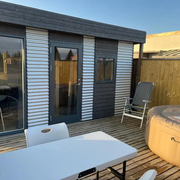 Adorable Tiny House in Reykjavik, hotel in Gufunes