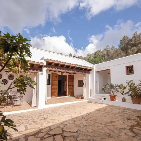 Casa rural Can Rotes con jardin y barbacoa, Hotel in Sant Joan de Labritja