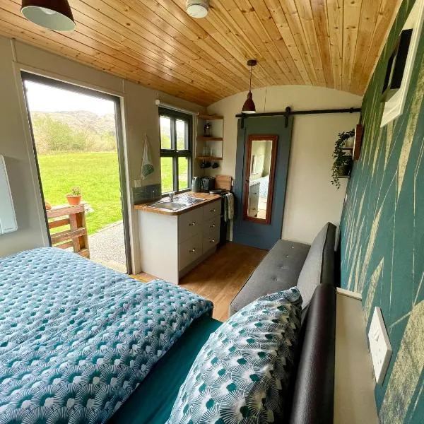 Stepping Stones Glamping little red, hotel in Bantry