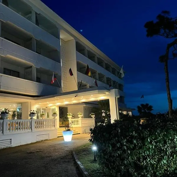 Domizia Palace Hotel, hótel í Baia Domizia