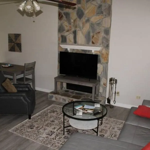 Cheerful 2-Bedroom, 2 bath with private parking, hotel em Fayetteville