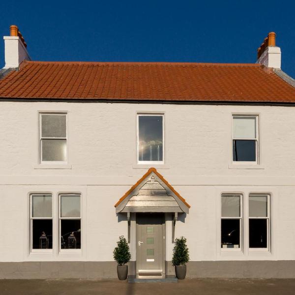 Newly Renovated early 19th Century Cottage with Hot-Tub