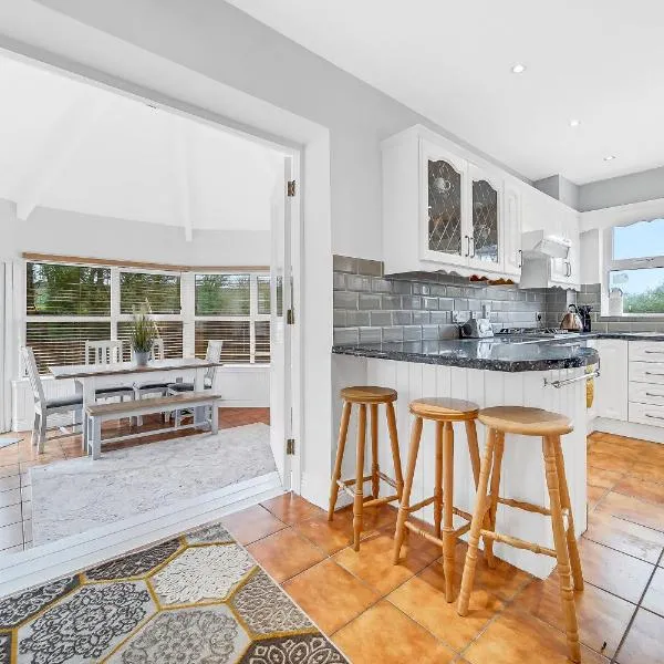 Spacious Coastal Accommodation with Games Room - Sleeps 10, hotel en Rathmullan