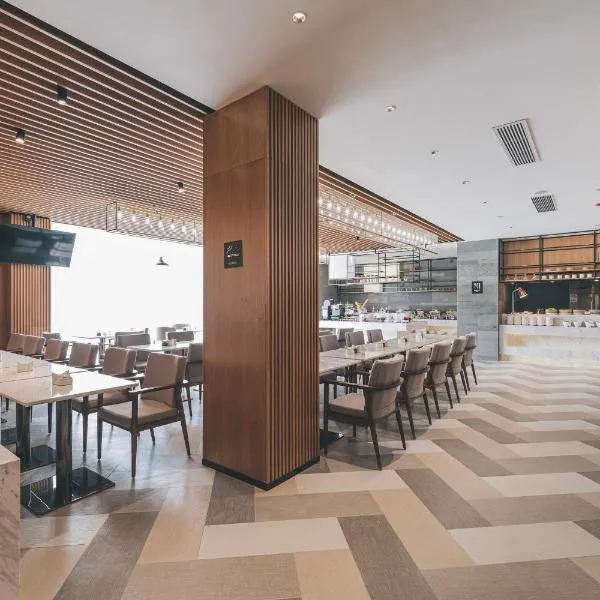 Atour Hotel Ningbo Jishi Harbor Outlets، فندق في نينغبو