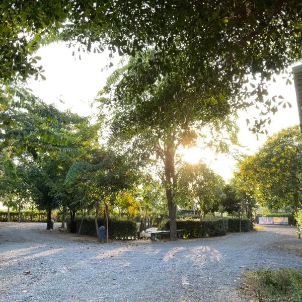 Baan Tonjaeng Resort, hotel in Chai Nat