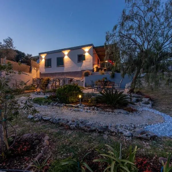 House Tea in a beautiful nature, отель в городе Округ-Доньи