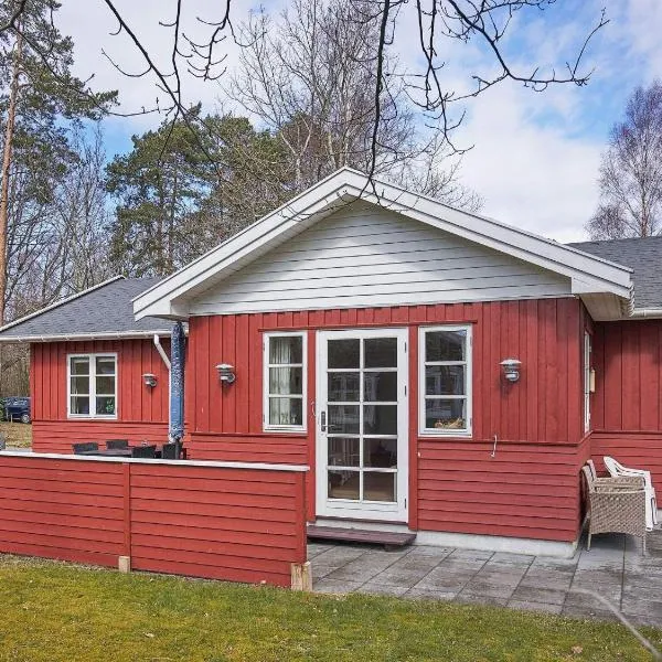 4 person holiday home in Rønne-By Traum, hotel v destinaci Ronne