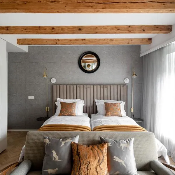 Suite with private bathroom at three bedroom interwar Villa Grabyte with daily spaces to share by pine forest on the bank of the river- 8min by car from old town, hotel in Kaunas