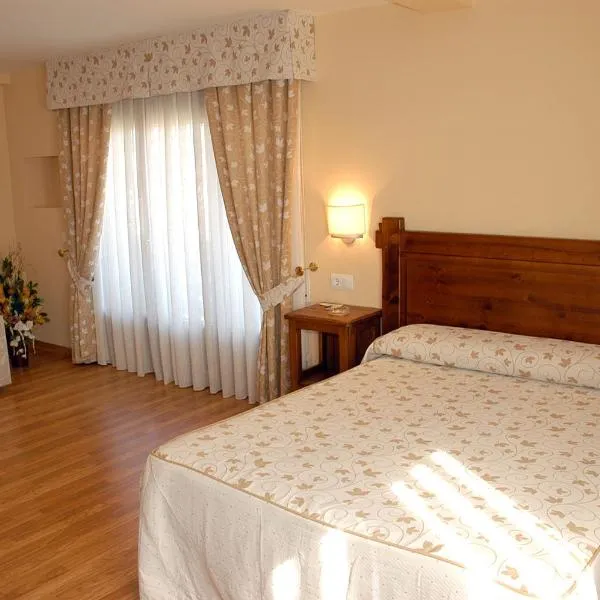 Aparthotel Tres Caminos, ξενοδοχείο σε El Grado