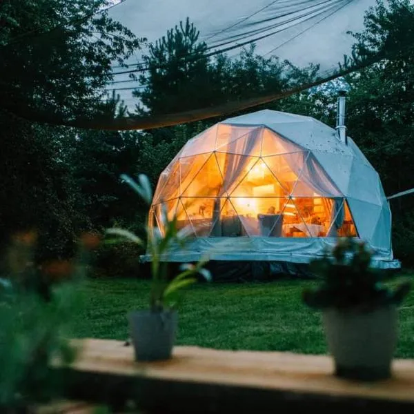 Niezwykła Cisza Glamping & Sauna, hotel a Zelwa